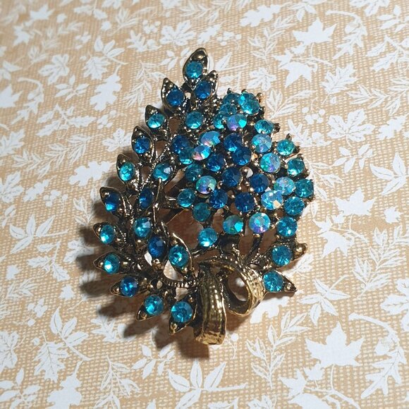 Vintage Gold Tone Leaf Brooch Blue Rhinestones Floral Design Retro Mom Gift - Picture 1 of 4